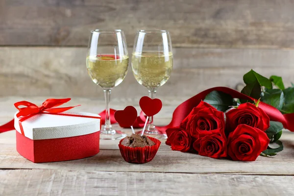 情人节的概念情人节 红色的玫瑰 花瓣在白色的背景上 情人节卡片 情人节 明信片 玫瑰和缎带 复制空间 图库图片