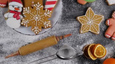 Ev yapımı zencefilli ekmek. Noel zamanı. Zencefilli kurabiye üzerine pudra şekeri serpiştirilir. 4K 'da çekilmiş.