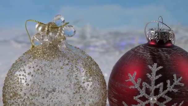 Goede Nieuwjaarssfeer Kerstballen Sneeuw Schot — Stockvideo