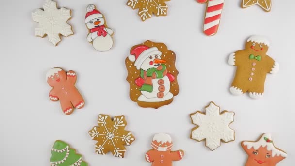 Pepparkaksdekoration Till Jul Jul Roller Med Pepparkakor Cookies Vit Isolerad — Stockvideo