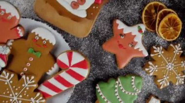 Zencefilli kurabiye üzerine pudra şekeri serpiştirilir. 4k 'da çekilen yukarıdan görüntüle