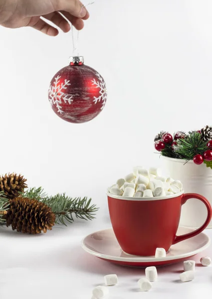 Yassı Noel. Noel arkaplanı şenliği. Yeni yıl ve Noel. Kırmızı top, kırmızı bardakta marşmelov. İzole et. Pankart. kopyalama alanı