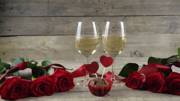 Las Rosas Rojas Acercan Dos Vasos Cubiertos Cena Cinta Roja — Vídeos de Stock