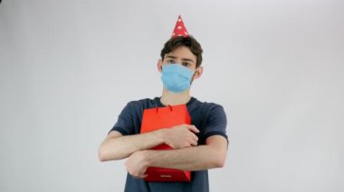 Maskeli ve şapkalı sakallı adam. Doğum günü, koruyucu maske. Mesajlar ya da çeşitli reklam afişleri. Yetenekli bir adam. kopyalama alanı. Covid 19. 4K çözünürlüğü