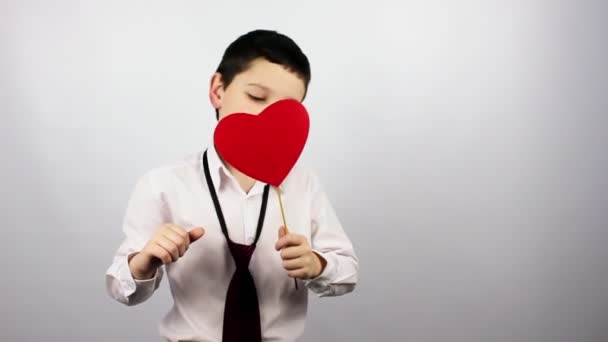 バレンタインデー 小さな男の子が手に赤いハートを持っている バレンタインデー お祝い — ストック動画