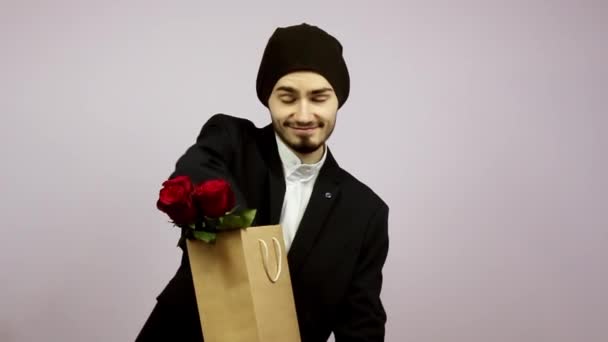 День Святого Валентина Парень Бородой Держит Пакет Красными Розами Руках — стоковое видео