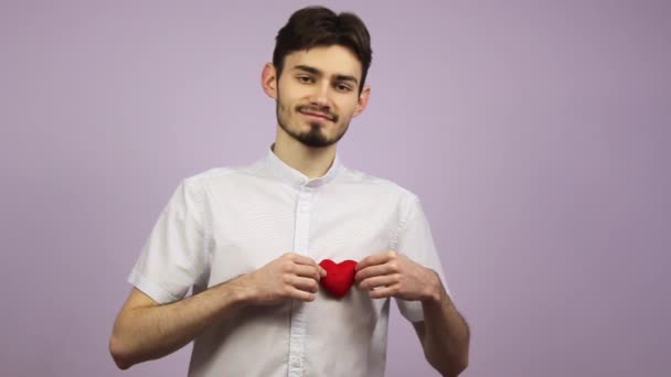 情人节 一个留着胡子的年轻人的画像 一个男人带着一颗心 — 图库视频影像
