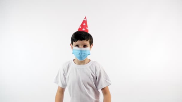 Αγόρι Μάσκα Και Καπέλο Γενέθλια Προστατευτική Μάσκα Δημοσιεύσετε Μηνύματα Διάφορα — Αρχείο Βίντεο
