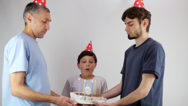Feliz Niño Celebra Cumpleaños Con Familia Soplando Las Velas Del — Vídeos de Stock