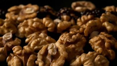 Ceviz. Çikolatalı ceviz. Çikolatalı ceviz. Çatlak.