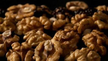 Ceviz. Çikolatalı ceviz. Çikolatalı ceviz. Çatlak.