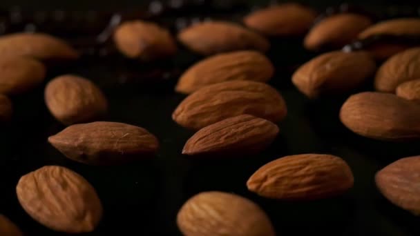 Amêndoa Amêndoas Chocolate Amêndoas São Derramadas Com Chocolate Nozes — Vídeo de Stock