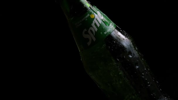 Frasco Sprite Gotas Una Gota Fluye Por Botella Bebidas Frías — Vídeo de stock