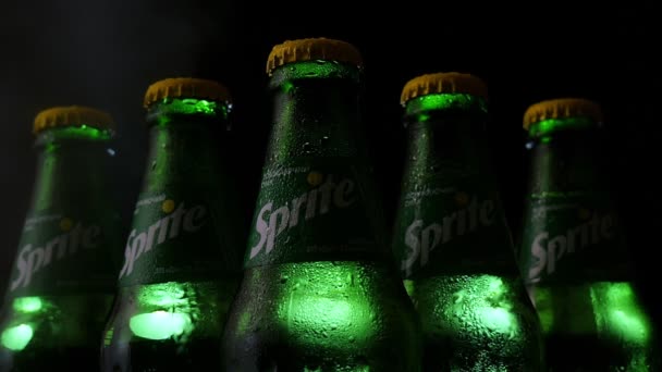Cinco Botellas Sprite Están Alineadas Viene Vapor Frío Bebidas Frías — Vídeos de Stock