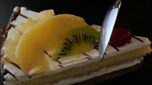 Bolo Frutas Pedaço Bolo Com Abacaxi Kiwi Espaço Cópia — Vídeo de Stock