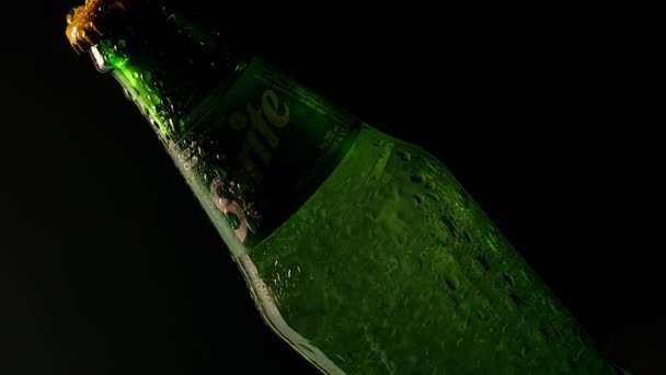 Sprite Láhev Kapkách Kapka Teče Láhve Studené Nápoje — Stock video