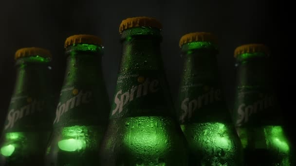 Filmado Estudio Botellas Sprite Par Bebidas Refrescantes — Vídeo de stock