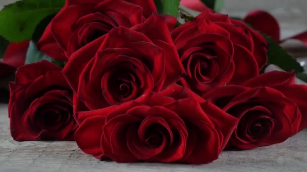 Κόκκινα Τριαντάφυλλα Κοντά Δείπνο Ευτυχισμένο Βαλεντίνο Του Αγίου Βαλεντίνου — Αρχείο Βίντεο