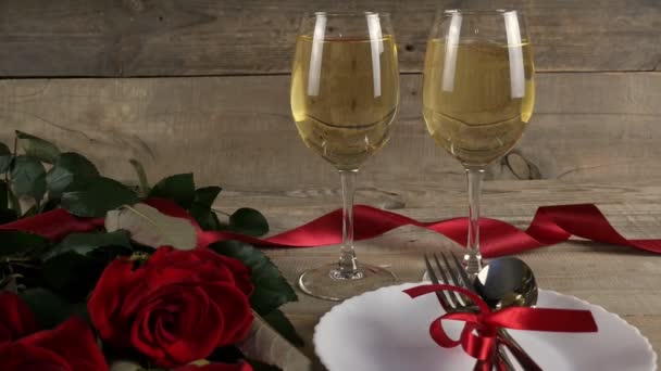 Rose Rosse Vicino Due Bicchieri Piatto Con Una Forchetta Cena — Video Stock