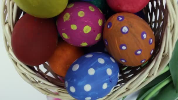 Πάσχα Πολύχρωμα Πασχαλινά Αυγά Και Ροζ Τουλίπες — Αρχείο Βίντεο