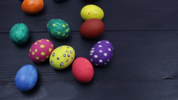 Oeufs Colorés Les Œufs Roulent Sur Table — Video