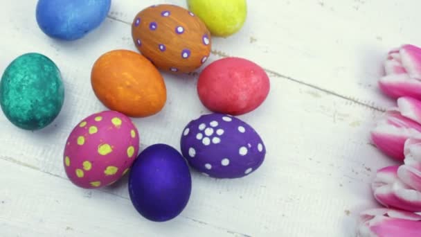Sfondo Uova Pasqua Uova Colorate Uova Rotolano Sul Tavolo — Video Stock