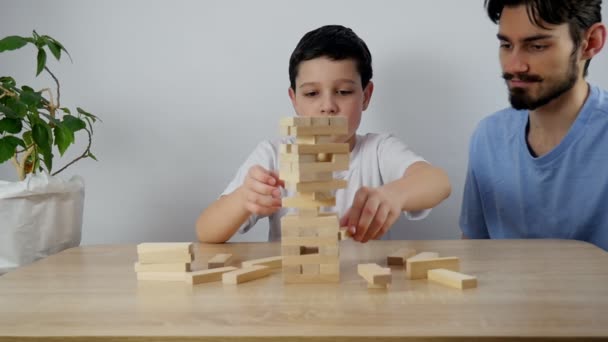 Una Familia Dos Juega Juego Mesa Con Una Torre Madera — Vídeo de stock