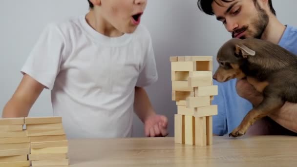 Gelukkig Jong Volwassen Broertje Broertje Spelen Speelgoed Bouw Een Toren — Stockvideo