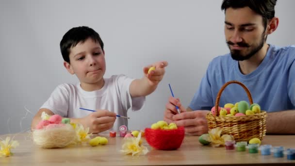 Famille Drôle Deux Frères Peignent Des Œufs Jour Pâques Pâques — Video