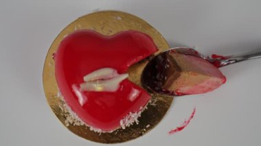 Bağlantı kesildi. Kaşık üzerinde bir parça kek kayar. Yukarıdan bak. 4K