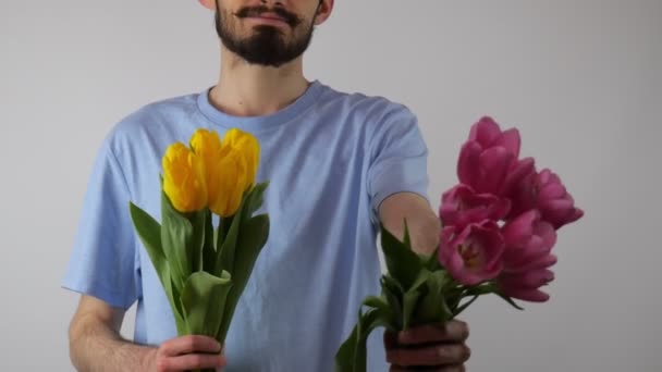 Jongeman Met Een Boeket Gele Roze Tulpen Hij Poseert Een — Stockvideo