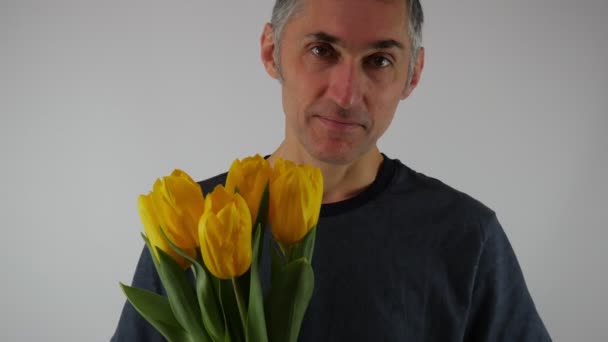 Bir Buket Lalesi Olan Mutlu Bir Adam Adam Çiçekleri Tutuyor — Stok video