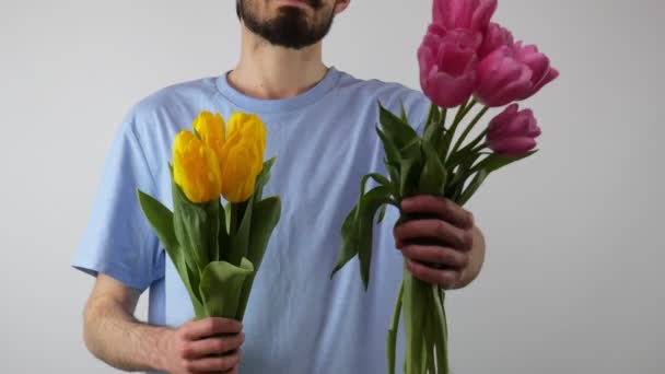Miły Facet Trzyma Bukiet Kwiatów Kamerze Uśmiecha Się — Wideo stockowe