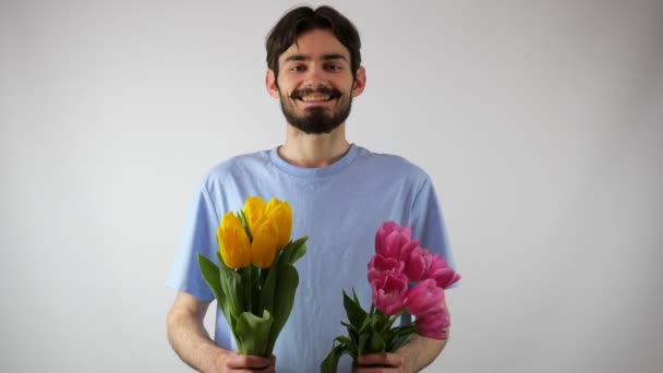 Een Aardige Man Houdt Boeketten Bloemen Voor Camera Glimlacht Hij — Stockvideo