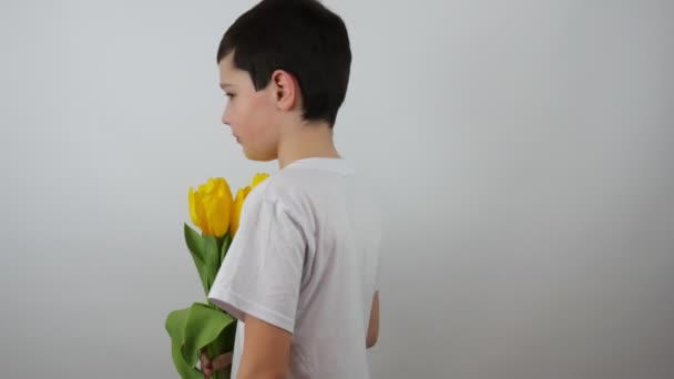 Счастливый Маленький Мальчик Держа Букет Цветов Перед Камерой Улыбаясь Портрет — стоковое видео