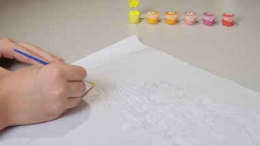 Çocuk boyama kitabı çiziyor. 4K