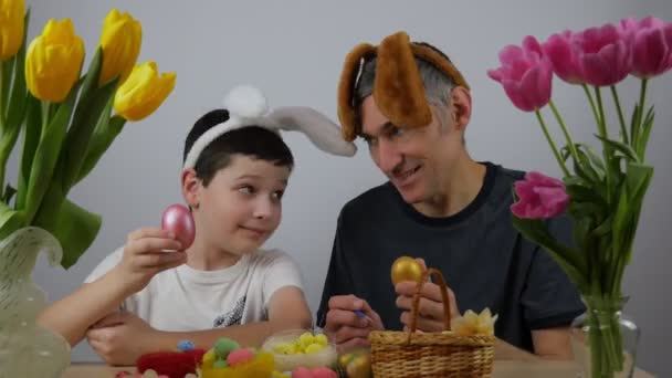 Ojciec Syn Uszach Wielkanocnego Króliczka Szczęśliwa Rodzina Rysuje Jajka — Wideo stockowe