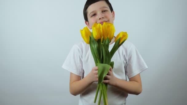 Gelukkig Jongetje Met Een Boeket Bloemen Richting Van Camera Glimlachend — Stockvideo