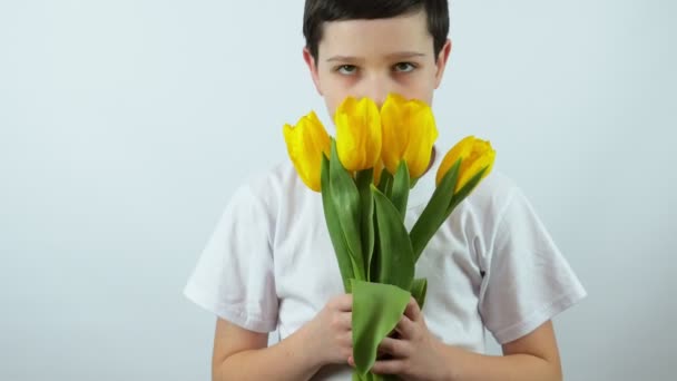 Glücklicher Kleiner Junge Der Einen Blumenstrauß Die Kamera Hält Und — Stockvideo