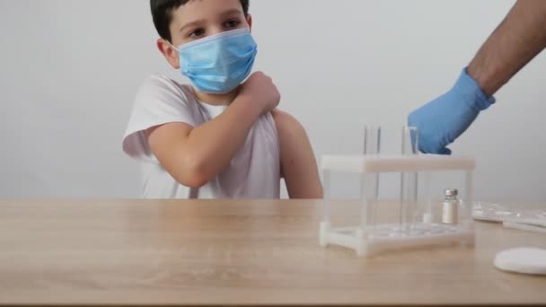 Medico Inietta Vaccino Nella Spalla Del Ragazzo Concetto Vaccinazione Dei — Video Stock