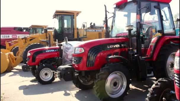 Trator Vermelho Tractor Arrasa Campo Trabalho Agrícola Campo Agronegócio Venda — Vídeo de Stock