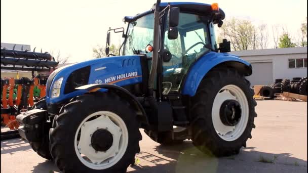 Traktor Biru Pekerjaan Pertanian Lapangan Agribisnis — Stok Video
