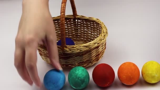 ウィッカーバスケットの卵 材料調製 籠の中の卵 — ストック動画