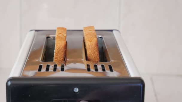 Een Broodrooster Maakt Toast Brood Voor Ontbijt Close Gebakken Brood — Stockvideo