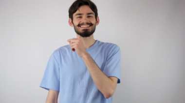 Genç bir adam bir buket sarı lale tutuyor. Gülümsüyor. Neşeli duygular. Kopyalama alanı 4K.