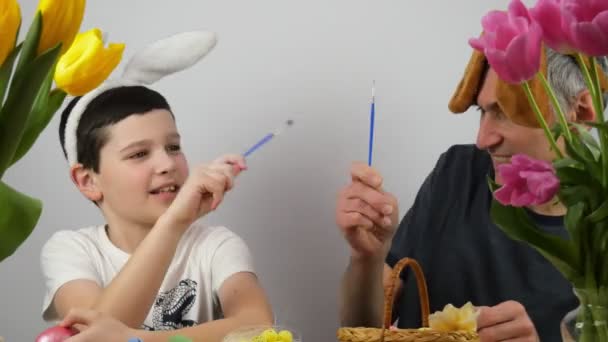 Οικογενειακό Παιχνίδι Πασχαλινό Κουνέλι Πατέρας Και Γιος Αυτιά Λαγού Ευτυχισμένη — Αρχείο Βίντεο