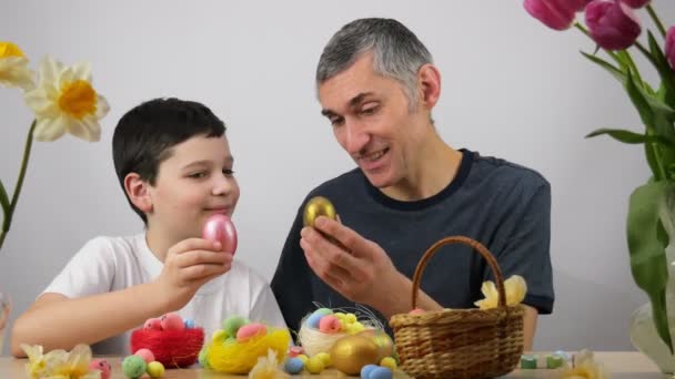 Vader Zoon Oren Van Paashaas Gelukkige Familie Trekt Eieren Vader — Stockvideo