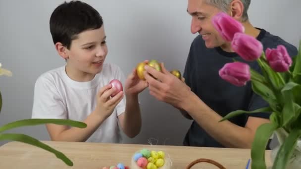 快乐的复活节 一个长着小兔子耳朵的男人一个有趣的人 复活节 快乐的家庭会生蛋 — 图库视频影像
