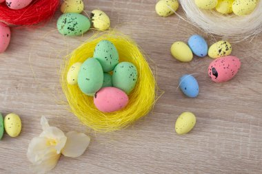 Paskalya yumurtaları. Mutlu Paskalyalar. Çok renkli Paskalya yumurtaları. Paskalya. Beyaz ahşap arka planda paskalya yumurtaları. Paskalya geçmişi. Paskalya yumurtaları. Yukarıdan bak. kopyalama alanı