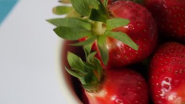 Meyveli, olgun çilekler. Meyveler. Sağlıklı vejetaryen gıda konsepti 4K